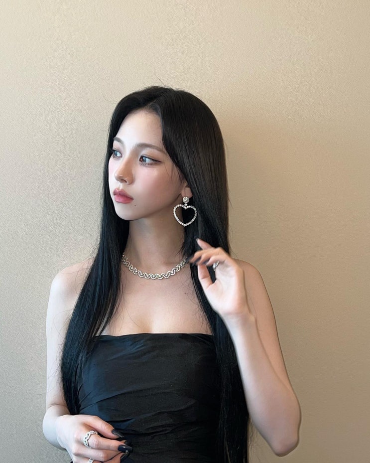 쇼파드 앰버서더 에스파 카리나 칸 영화제 행사 착용한 목걸이, 귀걸이 쇼파드 앰버서더 에스파 카리나 칸 영화제 행사 착용한 목걸이, 귀걸이