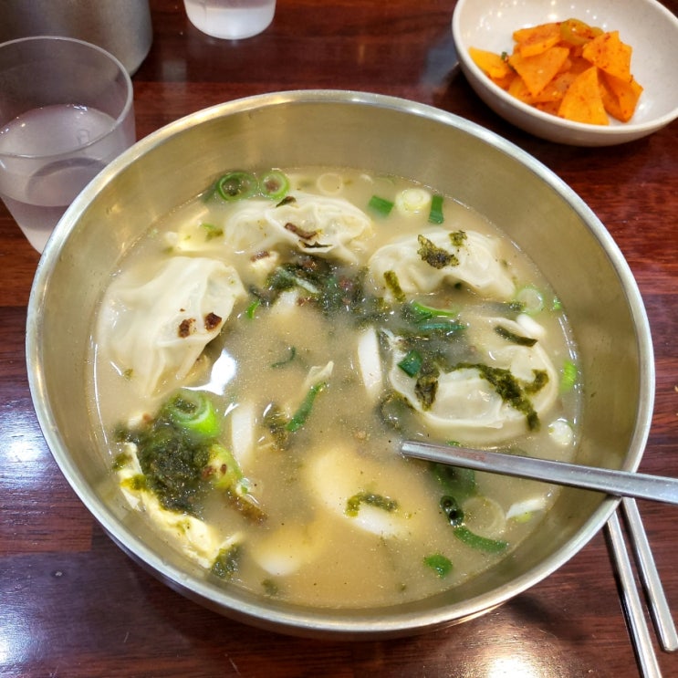  오늘의 런치는 강남교자 만둣국 그리고 멘헤라 패션