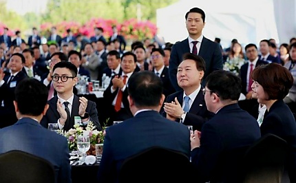 기업 회장님들 모여 윤<b>대통령</b>과 '치맥소통' <b>중소기업인대회</b>
