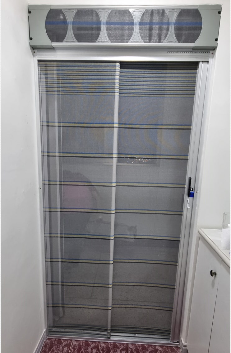  복도식 아파트 환기 현관롤 방충망 설치 - 아파트 방충망 교체 설치 제작