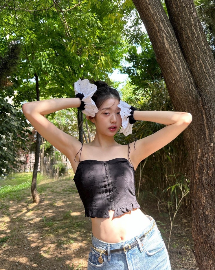 '힐링 부르는 비주얼' 아이브 장원영, 숲 속에서 크롭트톱 입고 한 줌 허리 뽐내는 숲속의 요정 '힐링 부르는 비주얼' 아이브 장원영, 숲 속에서 크롭트톱 입고 한 줌 허리 뽐내는 숲속의 요정