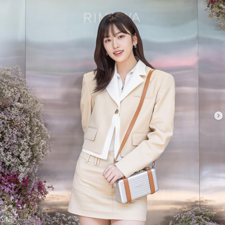 여자 연예인 안유진 리모와 캐리어, 크로스바디백 1박2일 여행가방 패션 추천
