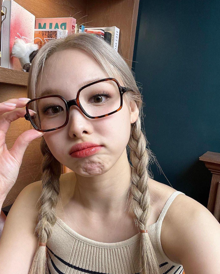  여자 연예인들이 데일리로 자주 쓰는 인기 뿔테 안경 패션 추천