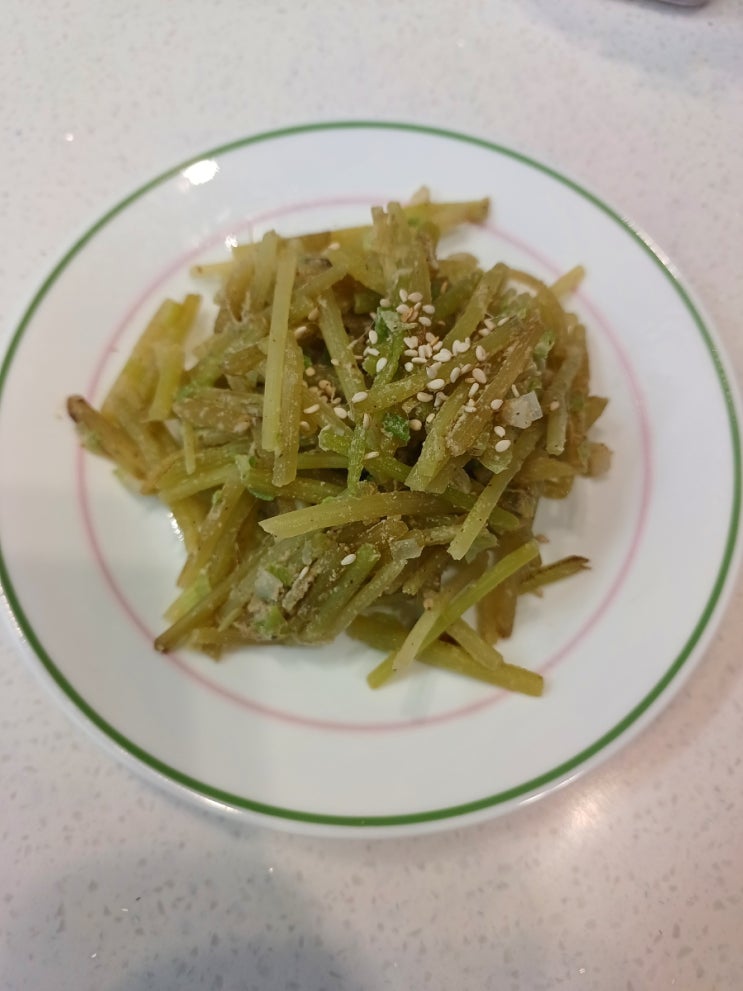 봄철음식 머위대들깨볶음 맛나요.