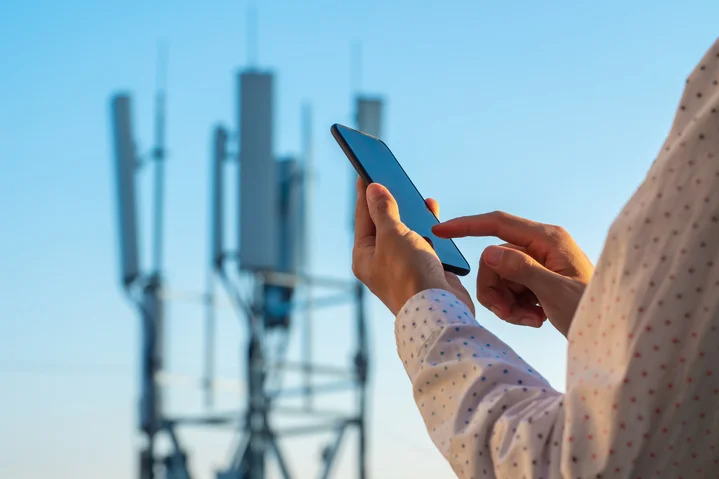  5G 스마트폰이 기지국, 네트워크와 통신하는 과정