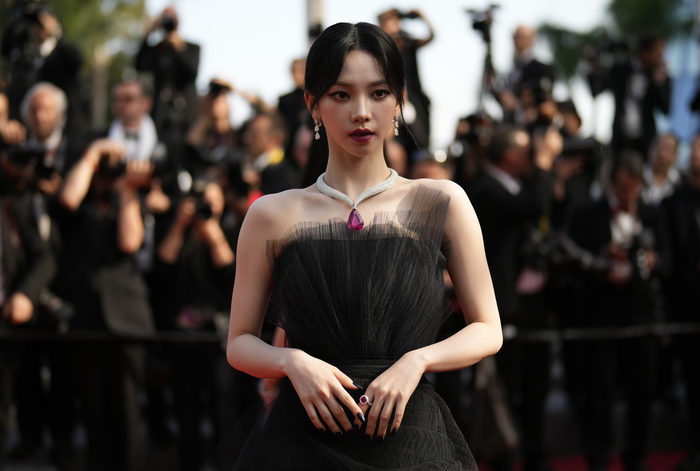 '칸 영화제 참석한' 에스파 카리나, "아파트 한 채 값" 16억 다이아 목걸이 착용하고 레드카펫 '칸 영화제 참석한' 에스파 카리나, "아파트 한 채 값" 16억 다이아 목걸이 착용하고 레드카펫