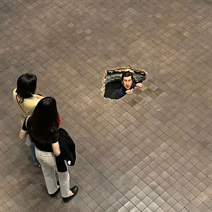  리움미술관 <마우리치오 카텔란 : WE>
