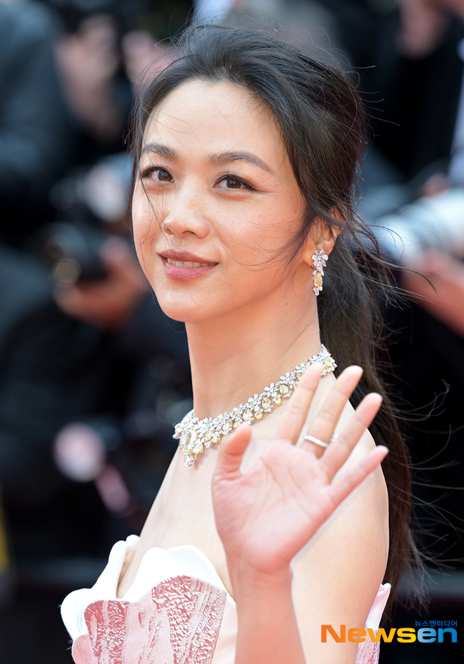 배우 탕웨이, 하얀 드레스 입고 길거리 전력 질주...'칸 영화제' 지각? 배우 탕웨이, 하얀 드레스 입고 길거리 전력 질주...'칸 영화제' 지각?
