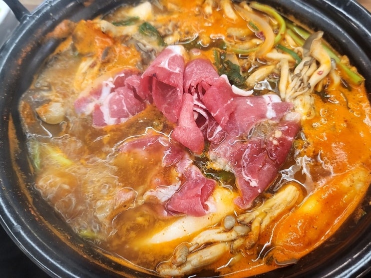  얼큰하고 담백한 등촌 샤브 칼국수 명동점