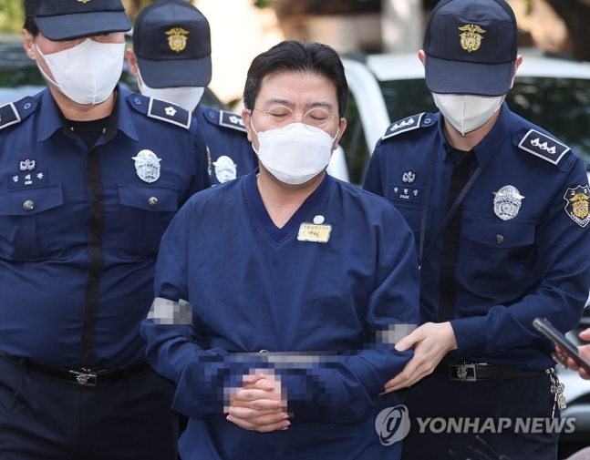 4년간 7305억 주가조작…라덕연 등 3인방 구속기소 4년간 7305억 주가조작…라덕연 등 3인방 구속기소