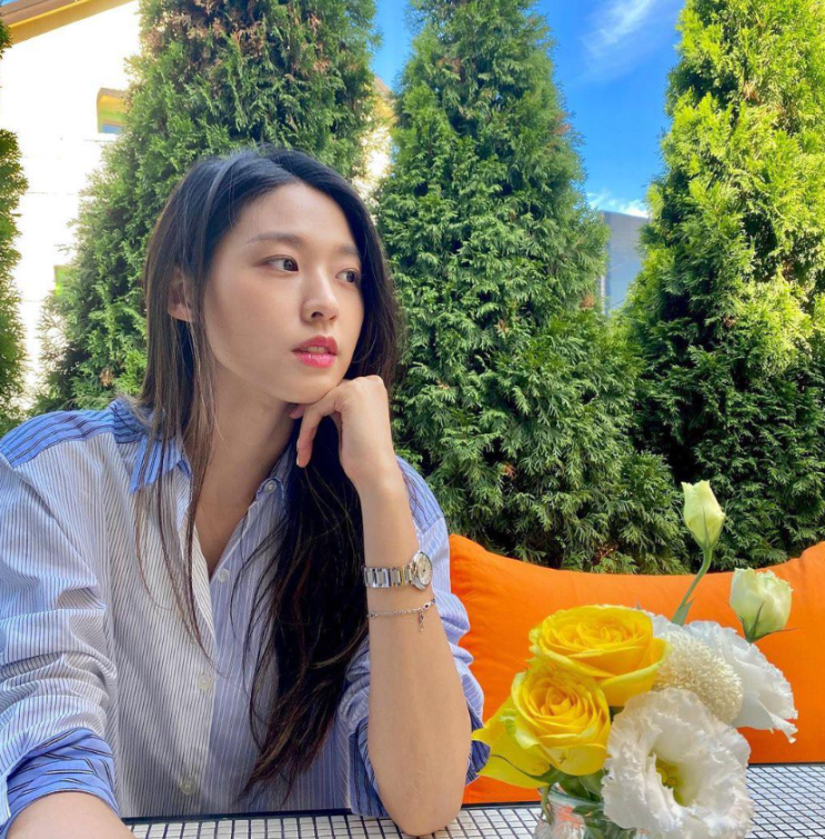  여자 연예인 애착 명품 시계로 유명한 브랜드로 여성용 까르띠에 발롱 블루 추천