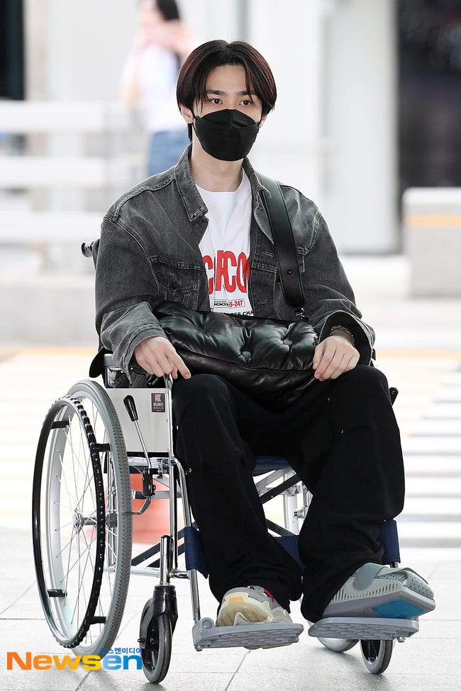 230525 NCT WayV 엔시티 웨이브이 쿤 공항 패션 반팔 티셔츠 상의 옷 사복 패션 정보는? @코드그라....