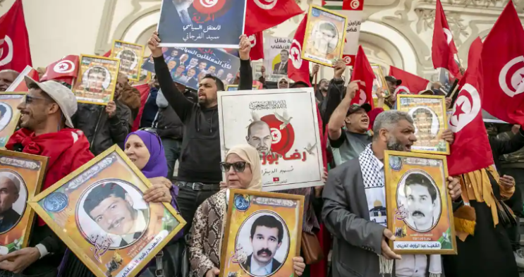 수감된 튀니지 야당 지도자들을 석방해 줄 것을 가족들이 인권 법원에 요청합니다