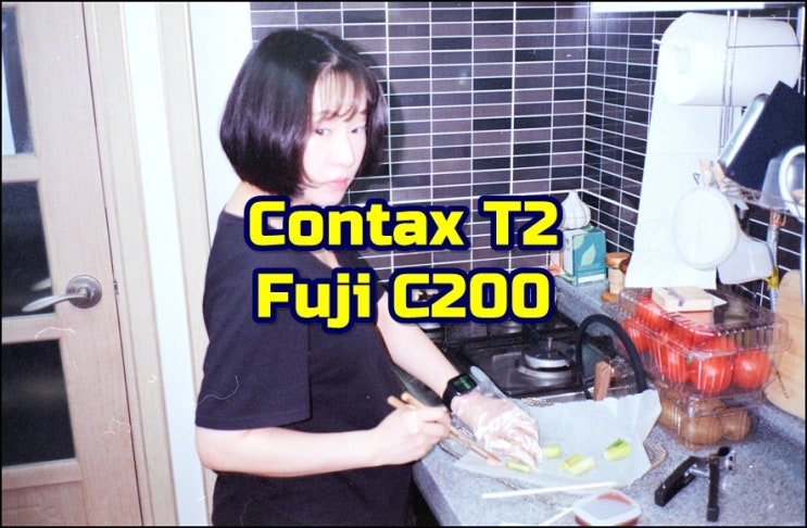  [콘탁스 T2, 후지 C200] 아내는 요리하고나서 피곤해졌다.