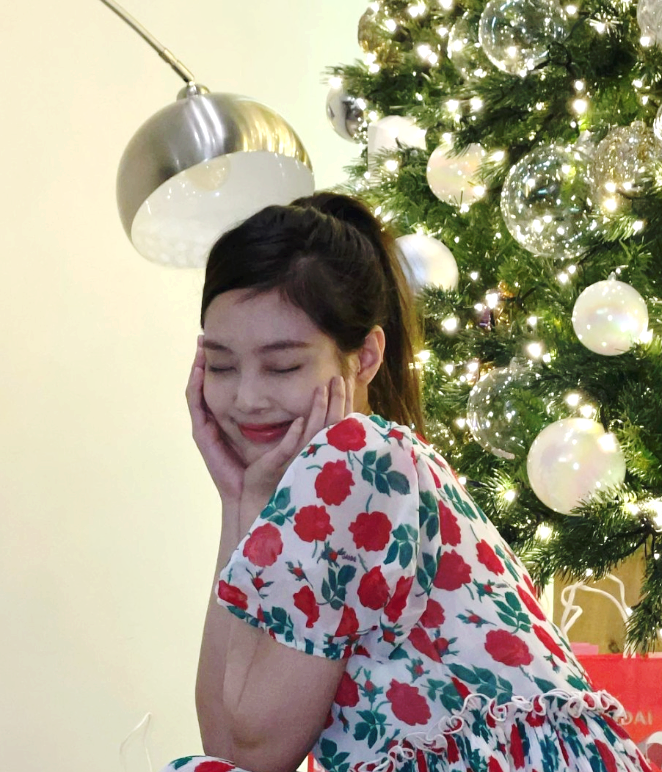 하늘하늘한 매력으로 여름에 딱인 꽃무늬 반팔 쉬폰 원피스 with 블랙핑크 제니 패션