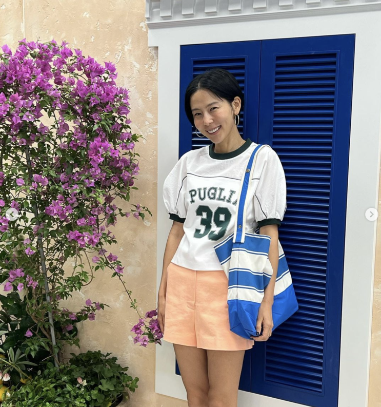  김나영 앤유 더현대 팝업 착장 여성 반팔 티셔츠 반바지 브랜드 여자 여름 코디 참고