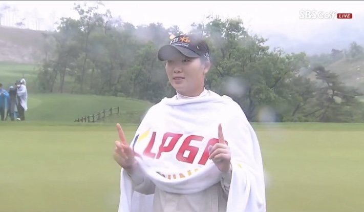 [골프뉴스] <b>방신실</b>, <b>KLPGA</b>... 생애 첫 <b>우승</b>, 2위 서연정, 유서연2