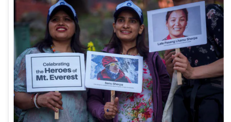 에베레스트 산 정복 70주년을 기념하는 등반가 셰르파 가이드에게 경의를 표하는 네팔
