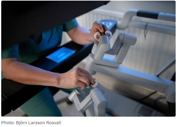  로봇으로 자궁이식 후 세계 최초 출산World’s first birth after uterus transplantation with robot..