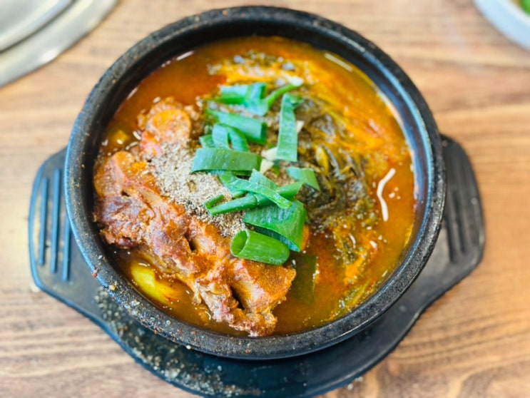  공릉동 태릉입구역 맛집. 세상만사 감자탕. 꾸준한 인기를 유지하고 있는 맛있는 뼈해장국 맛집. 24시 식당.