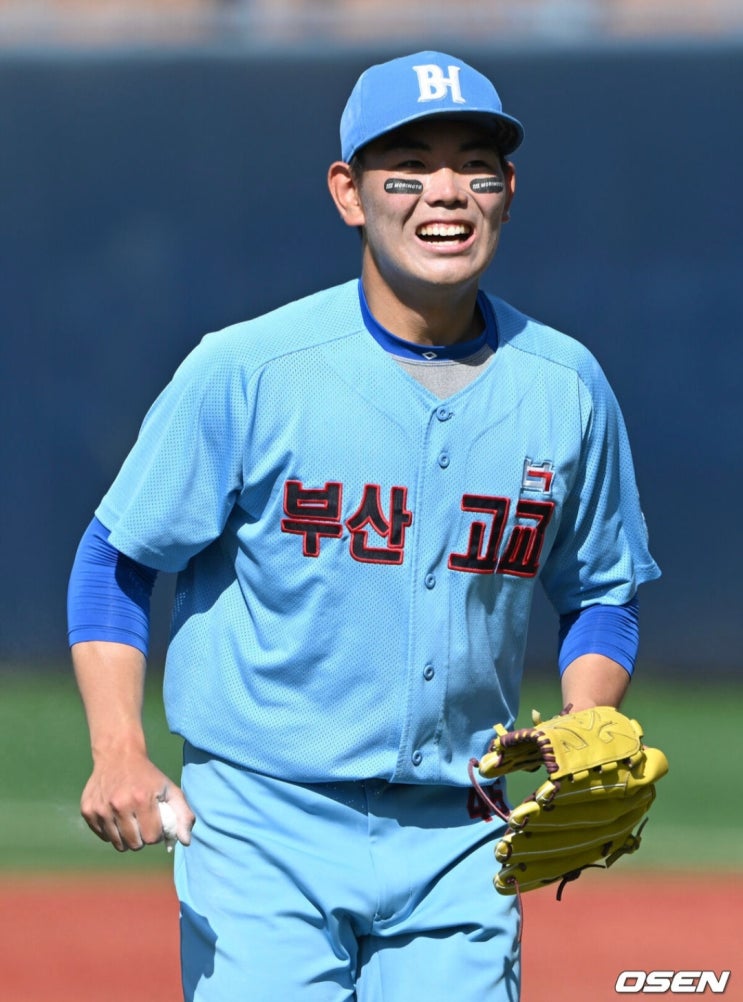 승리<b>투수</b> 성영탁·'1학년 <b>4관왕</b>+MVP' 한국의 오타니를 꿈꾸는... 