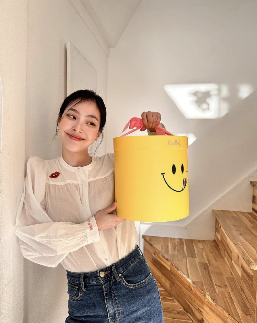  지금 시즌에 입기 좋은 자딕 앤 볼테르 쉬폰 화이트 블라우스 코디 추천 with 최희진