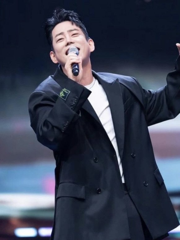 가수 테이 골프장 결혼식 본식 5분 만에 끝? 83라인 총출동  6년간 교제해 온 한 살 연하 비 연....