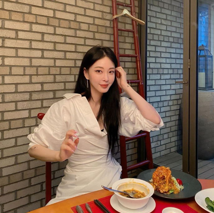  40대라는 나이는 숫자에 불과한 한예슬의 빈티지한 매력의 화이트 데님 원피스 패션