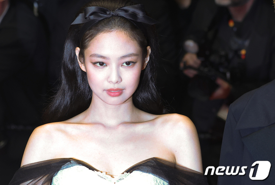 "측정 불가.." 블랙핑크 제니, 칸 영화제에서 입은 드레스...소품만 4000만 원이다 "측정 불가.." 블랙핑크 제니, 칸 영화제에서 입은 드레스...소품만 4000만 원이다