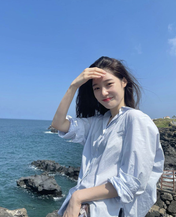  오늘 같은 날씨 옷차림에 여자 연예인 패션으로 많이 보이는 셔츠 롤업 코디 추천