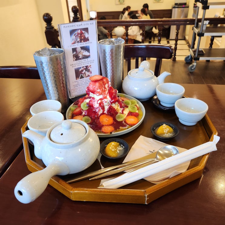  광안리 수영구 카페 녹아내려 엔틱한가구들로 한가득