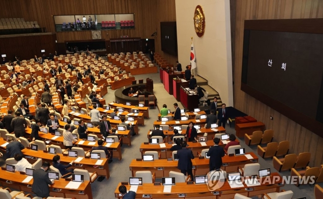 '尹대통령 재의요구' <b>간호법</b>, <b>본회의</b> 재투표서 부결…최종 폐기