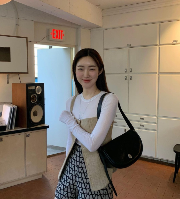  차정원 패션에서 명품 브랜드 구두로 선택된 에르메스 여자 로퍼 with 양말 코디
