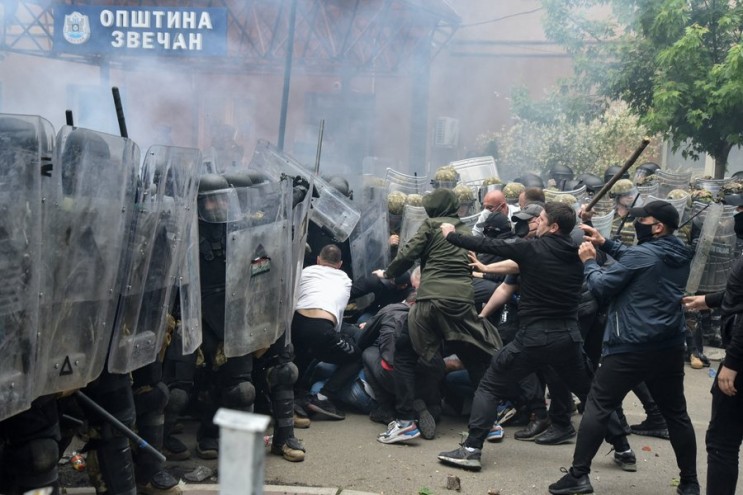 코소보와 세르비아의 심각한 충돌과 긴장
