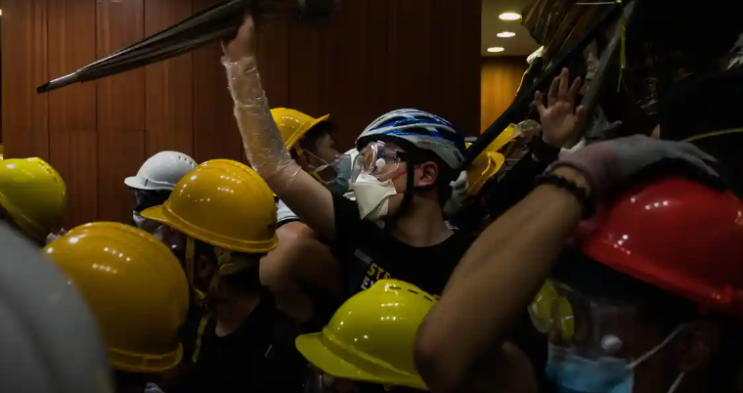 홍콩: 민주화 시위자들의 2019년 입법부 습격 사건으로 13명이 재판을 받습니다