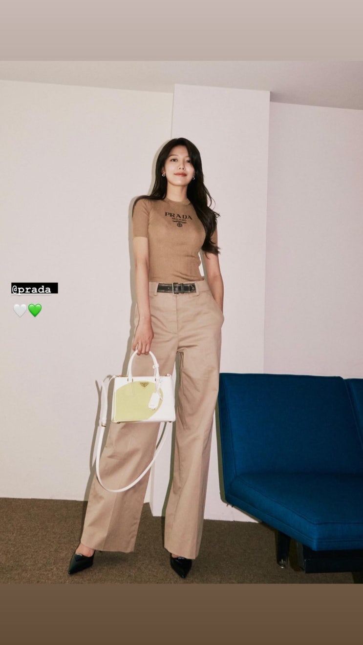 수영이 착용한 프라다 반팔 니트 & 가방 얼마야 대체?? 수영이 착용한 프라다 반팔 니트 & 가방 얼마야 대체??