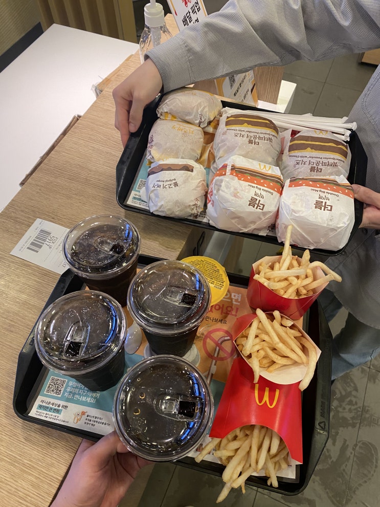  군산 나운동 맥도날드. 24시 패스트푸드점. 더블 빅맥 / 더블 쿼터 파운드 치즈 버거