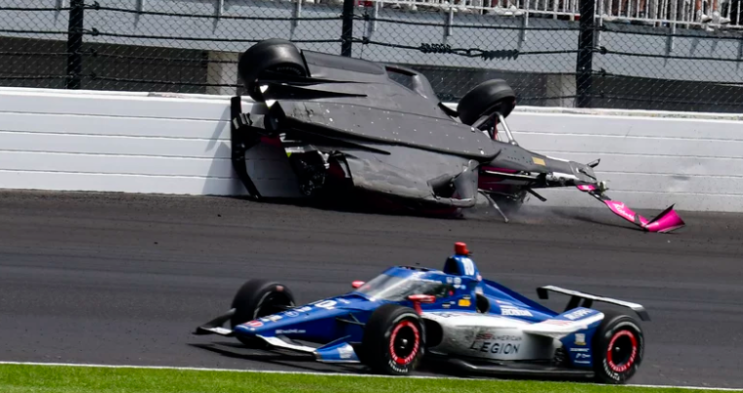Indy 500에서 발생한 충돌로 인해 타이어가 팬으로 가득 찬 스탠드를 지나갔습니다 Indy 500에서 발생한 충돌로 인해 타이어가 팬으로 가득 찬 스탠드를 지나갔습니다