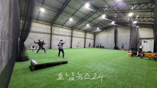  해남군, “비어있던 양곡창고 실내야구연습장으로” 청년창업 지원 눈길