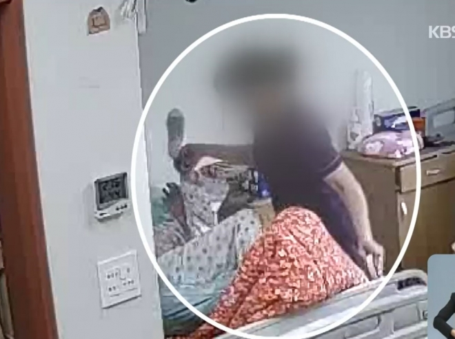 기저귀 갈다 무차별 폭행…80대 치매환자 다리 부러뜨린 요양보호사 기저귀 갈다 무차별 폭행…80대 치매환자 다리 부러뜨린 요양보호사