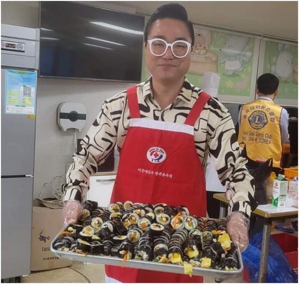  비가온다, OST 황태자 가수 ‘김대훈’…겨자씨 사랑의 집 김밥 봉사 사진 스케치