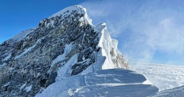 전문가들은 에베레스트 산에서 17명이 사망한 것은 기후 변화 때문이라고 말합니다