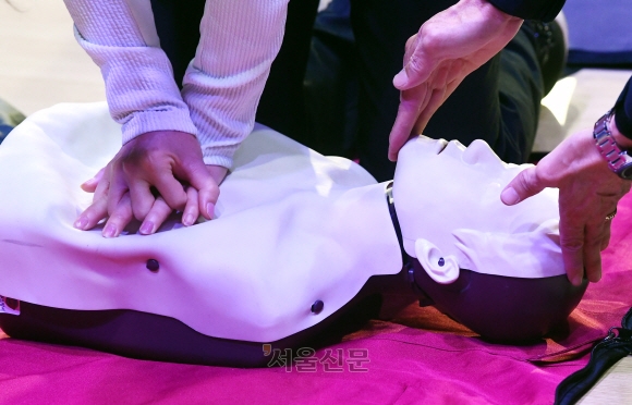 <b>심정지</b>로 쓰러진 <b>중학생</b> 살린 초임교사…“살아 온 게 기적”