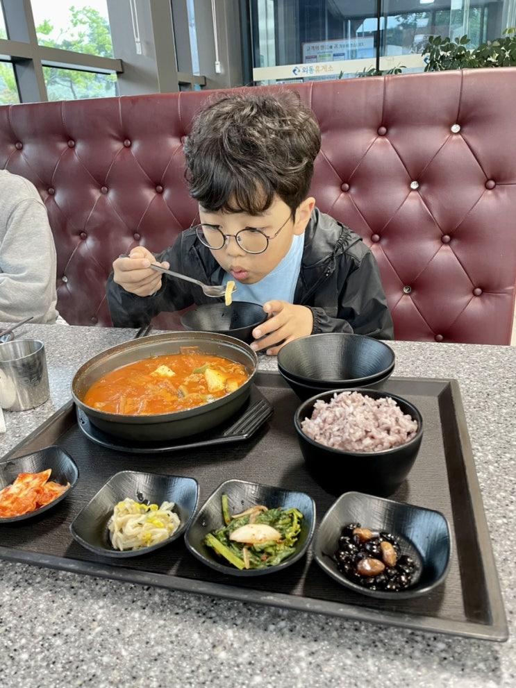 비오는날 첨성대와 함께 김치찌개 산채비빔밥 외동문무대왕휴게소 풍경마루