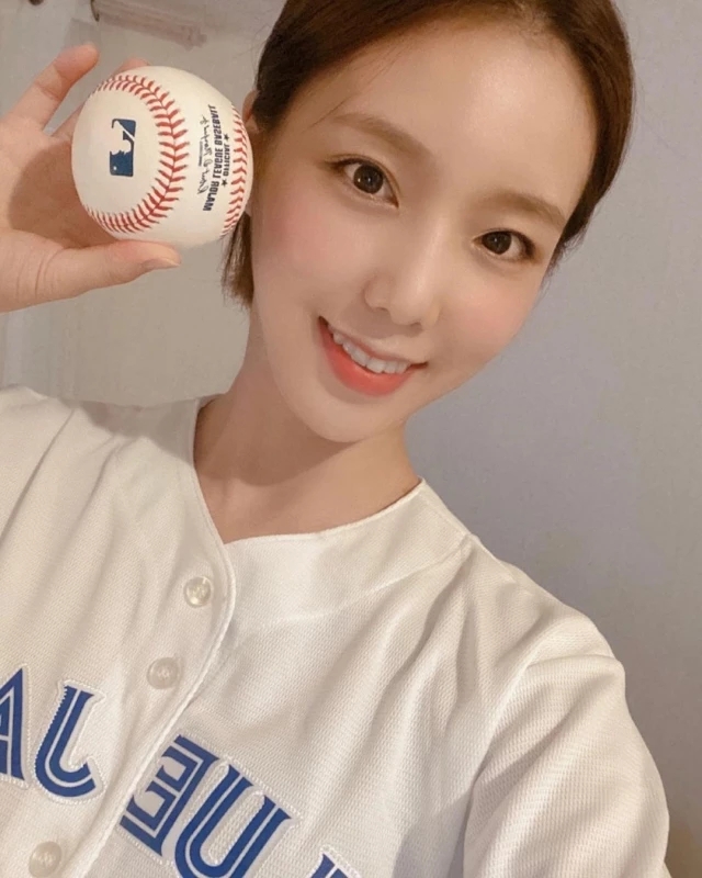 결혼 3년 만에 임신 소식 전한 '야구 여신' 연상은 아나운서, 성별 반전 있어...현재 5개월 차 결혼 3년 만에 임신 소식 전한 '야구 여신' 연상은 아나운서, 성별 반전 있어...현재 5개월 차