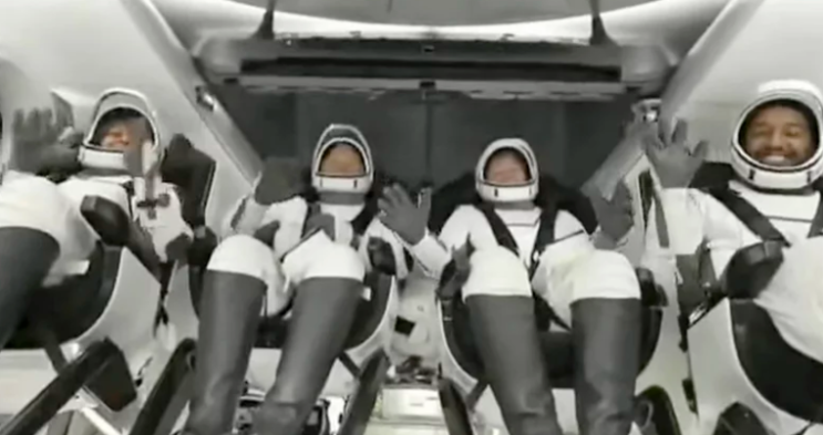 전 NASA 우주비행사와 함께 우주정거장에서 돌아온 스페이스X 미션, 3명의 유료 고객
