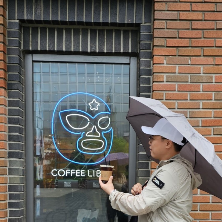 (서울 중구) 명동성당에 있는 파란 마스크가 내려주는 따뜻한 커피 -커피리브레 명동성당점-