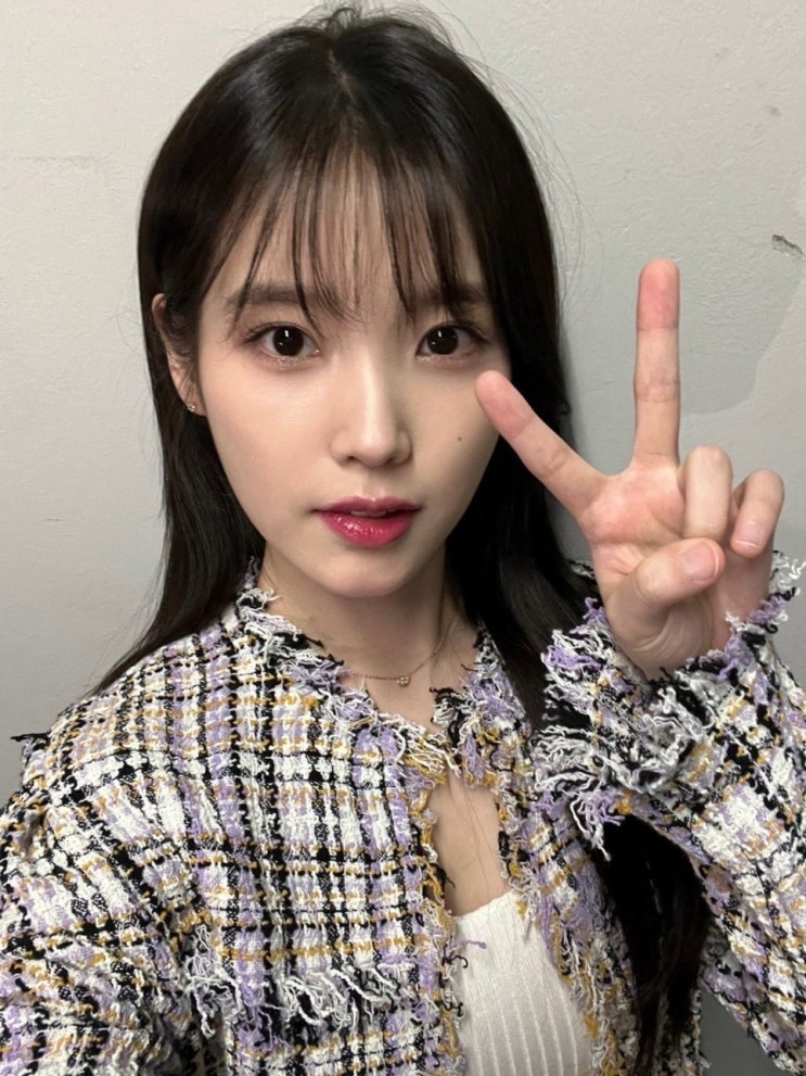 아이유, 머리 자르는 거 처음으로 공개합니다..."가위질 한 번에 25cm 잘려 나가" 아이유, 머리 자르는 거 처음으로 공개합니다..."가위질 한 번에 25cm 잘려 나가"