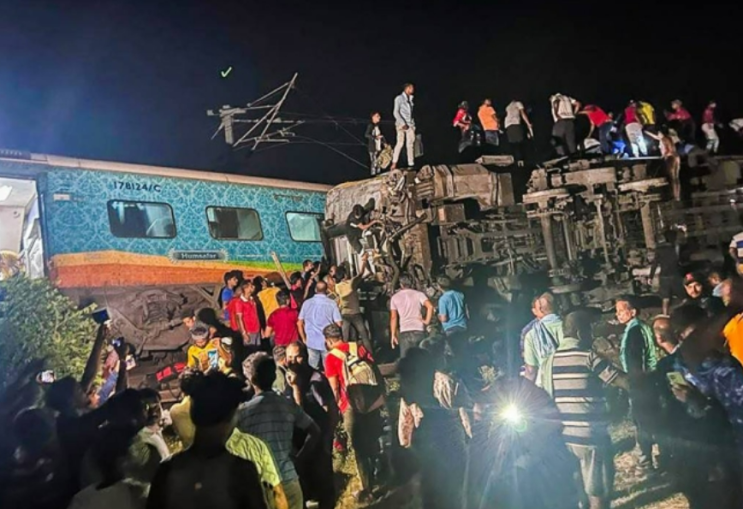 인도열차 충돌 사고로 최소233여명 사망