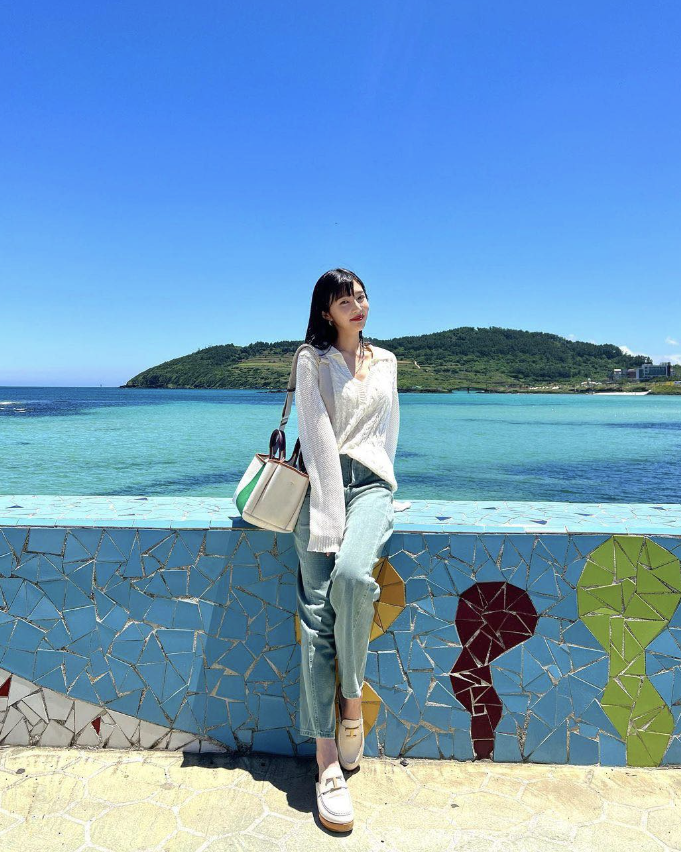  여자 연예인들이 좋아하는 여름철 어울리는 흰색 구두로 화이트 로퍼와 브랜드 추천